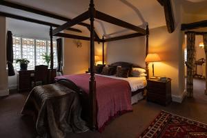Säng eller sängar i ett rum på The Royal Oak Exmoor