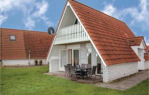 Verzicht في دن أوفر: بيت أبيض بسقف برتقالي مع طاولة وكراسي