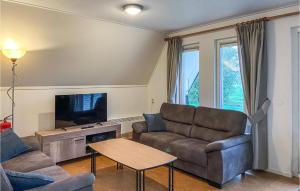 Verzicht في دن أوفر: غرفة معيشة مع أريكة وتلفزيون