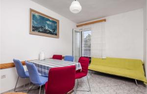 ein Esszimmer mit einem Tisch und Stühlen in der Unterkunft Nice Apartment In Bosana-pag With Wifi in Šimuni