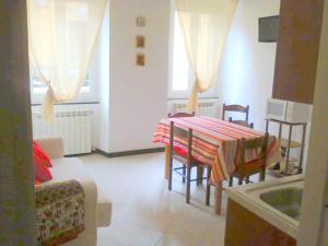 a kitchen and dining room with a table and chairs at Beatrice Nel centro di Levanto in Levanto
