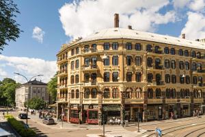 a large building on the corner of a street at Cochs Pensjonat in Oslo