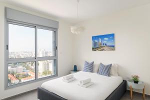 霍隆的住宿－Deluxe & Terrace with City Overview by FeelHome，白色的卧室设有一张大床和一个窗户