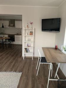 Kuchyň nebo kuchyňský kout v ubytování Cozy apartment in Karmelava