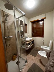 A bathroom at Alloggio "Pineta" sulle piste di clotex