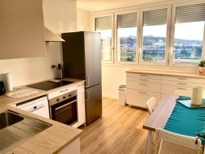 Fotografia z galérie ubytovania Bergson Top - Appart 80m2, 2 grandes chambres, entièrement rénovée et équipée, lumineux, WIFI, balcon, calme, vue imprenable v destinácii Saint-Étienne