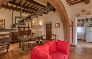 Castel GiorgioにあるAlfina 1のリビングルーム(赤いソファ、階段付)