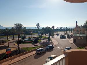 una vista de una calle con coches aparcados en un aparcamiento en COMFORT SUITE La Manga, marina & beach, en La Manga del Mar Menor