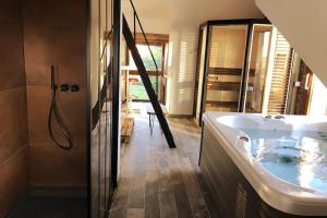 Kúpeľňa v ubytovaní Spa privatif à la ferme - Haut de gamme - Atypique
