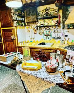 una cucina con tavolo e piano di lavoro di L'Antico Loco Commodo a Viterbo