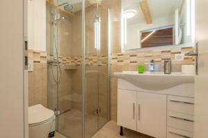Bilik mandi di Apartments Alpenrose