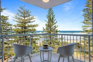 Elle comprend un balcon offrant une vue sur la plage. dans l'établissement Beachfront Luna Apartment, à Gold Coast