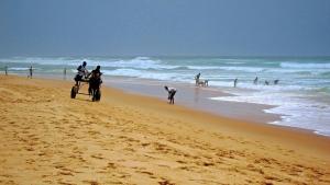 - un groupe de personnes à moto sur la plage dans l'établissement Résidence Edelweiss, à Dakar
