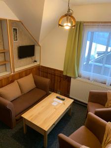 een woonkamer met een bank en een salontafel bij Chata Jezevec in Hojsova Stráž