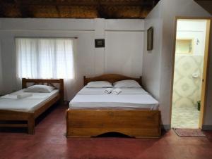 een slaapkamer met 2 bedden en handdoeken bij The Sylvia in San Juan