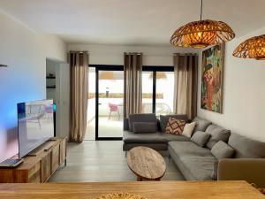 un soggiorno con divano e TV di Casa Domino a Villaverde