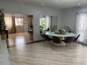 a dining room and kitchen with a table and chairs at Casa Luxuosa na Ilha do Mussulo in Belas