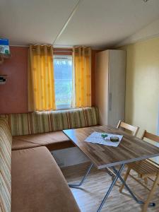 sala de estar con mesa y sofá en Märchencamping, en Stuhr