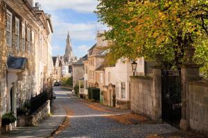 uma rua vazia numa cidade velha com edifícios em Stylish Stamford Centre 2 Bedroom Apartment With Parking - St Pauls Apartments - A em Stamford