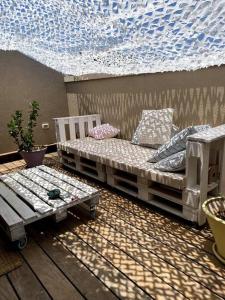 Habitación con cama, mesa y sofá en The Peaceful Villa en Herzelia 