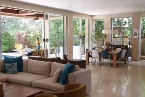 sala de estar con sofá y comedor en The Peaceful Villa en Herzelia 