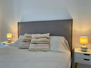 1 dormitorio con 1 cama con 2 lámparas en las mesas en Casa Domino, en Villaverde