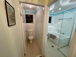 Ένα μπάνιο στο Cozy 3br house 100m to the lake +10 φωτογραφίες