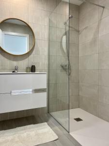 bagno con doccia e specchio di Casa Domino a Villaverde