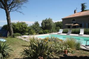 Montmaur的住宿－La Bleuette，一座房子旁的院子内的游泳池