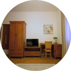 Televízia a/alebo spoločenská miestnosť v ubytovaní Vila Bellevue