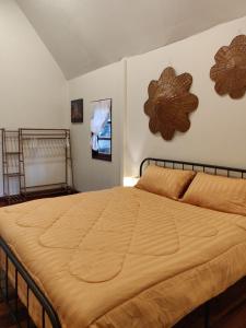 Кровать или кровати в номере Vanara Bungalows