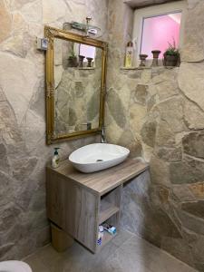 La salle de bains est pourvue d'un lavabo et d'un miroir. dans l'établissement Skenderija-Cityscape apartments, à Sarajevo