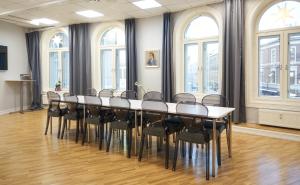 a conference room with a long table and chairs at Cochs Pensjonat in Oslo