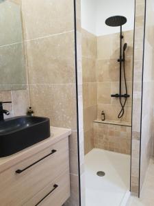 馬奇納奇奧的住宿－斯特拉濱海酒店，设有带黑色水槽和浴缸的淋浴的浴室