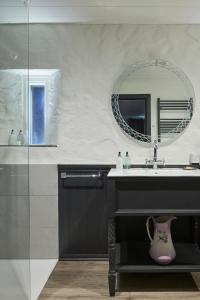 een badkamer met een wastafel en een spiegel bij Monkstadt No 10 The Horse Walk in Totscore