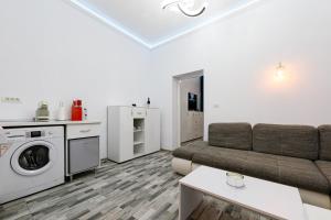 a living room with a couch and a washing machine at Joy City Stay Pacha in Timişoara