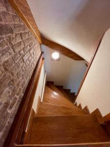 eine Treppe in einem Haus mit Holzböden und einer Ziegelwand in der Unterkunft Authentic Turkish Home Family Room in Istanbul
