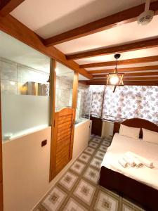 Łóżko lub łóżka piętrowe w pokoju w obiekcie Authentic Turkish Home Family Room