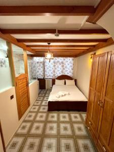 ein kleines Schlafzimmer mit einem Bett und einem Fenster in der Unterkunft Authentic Turkish Home Family Room in Istanbul
