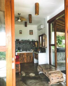 een keuken met een tafel en een bank in een kamer bij Padawatu Villas in Uluwatu
