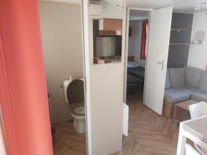 Telewizja i/lub zestaw kina domowego w obiekcie MOBIL HOME LE PRECIEUX