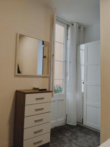 een badkamer met een dressoir met een spiegel en een raam bij Habitación cerca centro de Madrid in Madrid