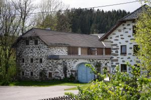 Casa de piedra grande con garaje azul en Biohof Abraham - Hofkäserei, 