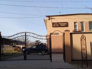 una puerta con un coche estacionado frente a un edificio en Prometey Hotel en Dniprodzerzhynsʼk