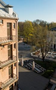 a view of a building with umbrellas and a courtyard at Cochs Pensjonat in Oslo