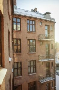 an apartment building with windows and a balcony at Cochs Pensjonat in Oslo