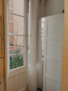 a room with a window and a door at Habitación cerca centro de Madrid in Madrid