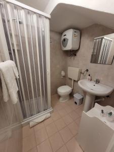 een badkamer met een douche, een toilet en een wastafel bij Casa Vacanze L'Ortensia in Bagheria