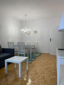 ein Wohnzimmer mit einem Tisch und einem Sofa in der Unterkunft Apartament Zieleniec in Toruń
