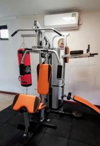 een fitnessruimte met 2 oranje stoelen op een loopband bij Villa 33 in Blantyre